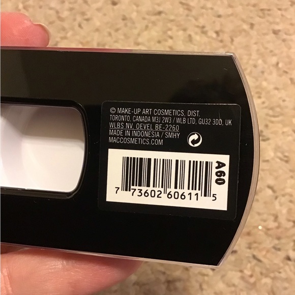 MAC COSMETICS A60 FALSE EYELASHES NEW IN CASE AUTHENTIC BLACK - Picture 2 of 3